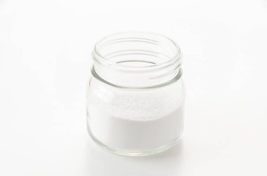 Beyaz arkaplanda cam karbonat kavanozu
