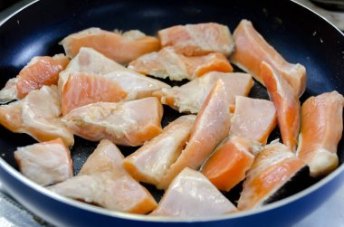 Kızartma tavasında ızgara somon fileto.