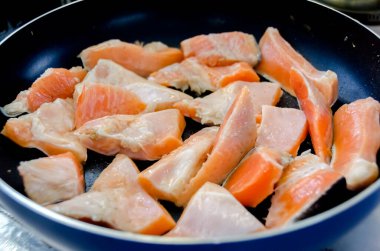 Kızartma tavasında ızgara somon fileto.