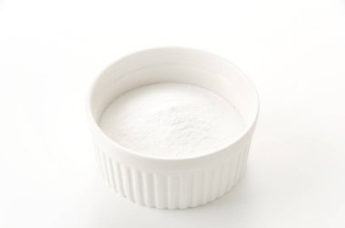 Beyaz arka planda cocotte içinde kabartma tozu