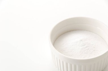 Beyaz arka planda cocotte içinde kabartma tozu