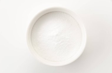 Beyaz arka planda cocotte içinde kabartma tozu