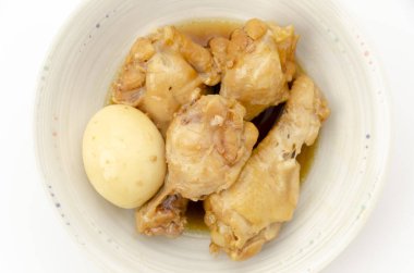 Tavuk davul ve yumurta tatlı ve baharatlı soya sosunda haşlandı..