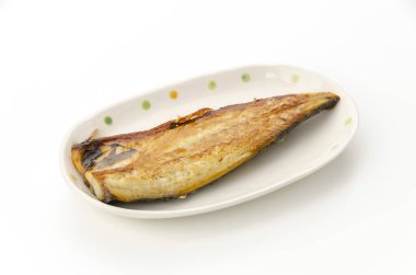 Beyaz arkaplanda ızgara uskumru (Saba)