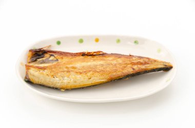 Beyaz arkaplanda ızgara uskumru (Saba)