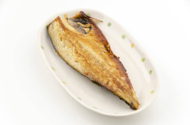 Beyaz arkaplanda ızgara uskumru (Saba)