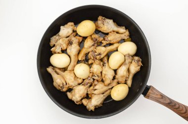 Tavuk davul ve yumurta tatlı ve baharatlı soya sosunda haşlandı..