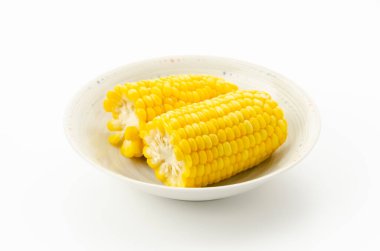 Beyaz arka planda kaynamış mısır.