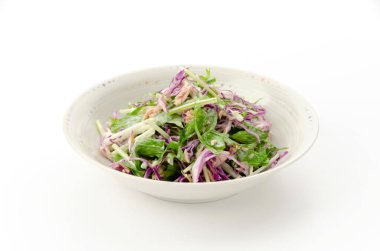 Kırmızı lahana ve mizuna salatası.