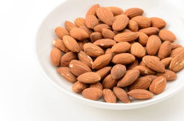 Beyaz arkaplanda beyaz bir tabakta jöleli badem.