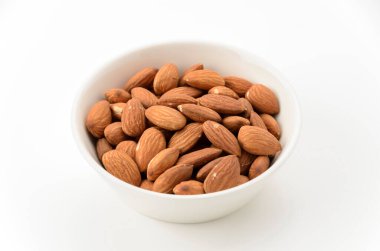 Beyaz arka planda beyaz bir kâse içinde jöleli bademler.