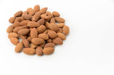 Beyaz arkaplanda jöleli bademler