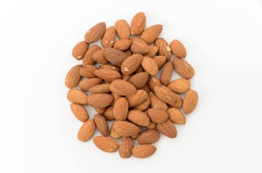 Beyaz arkaplanda jöleli bademler