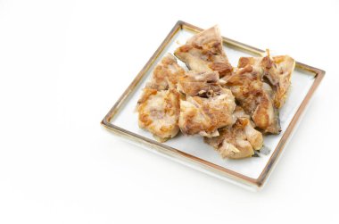 Beyaz arka planda tuzlanmış mahi mahi kırıntıları.