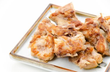 Beyaz arka planda tuzlanmış mahi mahi kırıntıları.