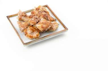 Beyaz arka planda tuzlanmış mahi mahi kırıntıları.