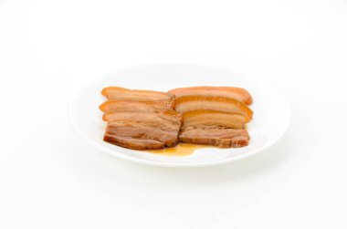 Domuz eti tabağı, beyaz bir tabakta pişmiş domuz göbeği.