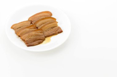 Domuz eti tabağı, beyaz bir tabakta pişmiş domuz göbeği.