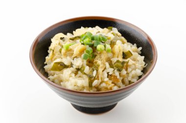 Japon mutfağı, Takikomi Gohan kızarmış tofu ve wakame ile beyaz arka planda. 