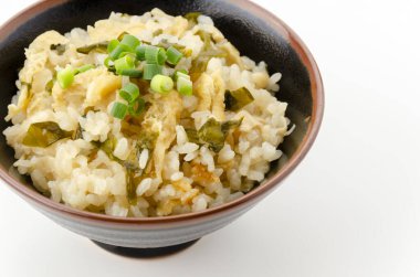 Japon mutfağı, Takikomi Gohan kızarmış tofu ve wakame ile beyaz arka planda. 