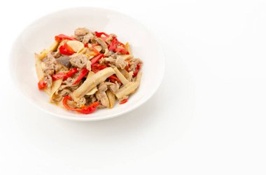 Kızarmış domuz eti ve istiridye mantarı ve beyaz arka planda kırmızı dolma biber.