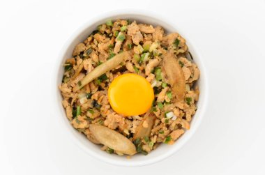 Japon yemeği, Tori Soborodon, Chiken Soboro pirinç kasesi, beyaz arka planda burdock kökü ve yumurta sarısı.