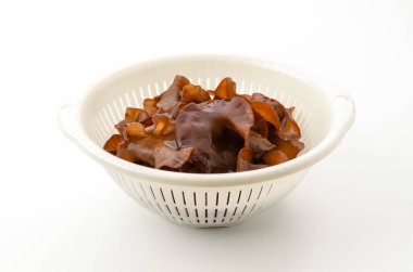 Beyaz arka planda beyaz plastik kevgir mantarı.