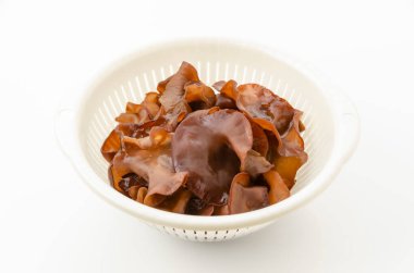 Beyaz arka planda beyaz plastik kevgir mantarı.