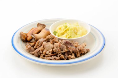 Sotelenmiş domuz eti ve hardallı lahanalı istiridye mantarı.