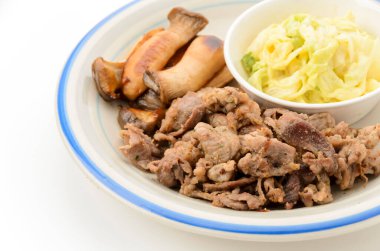 Sotelenmiş domuz eti ve hardallı lahanalı istiridye mantarı.