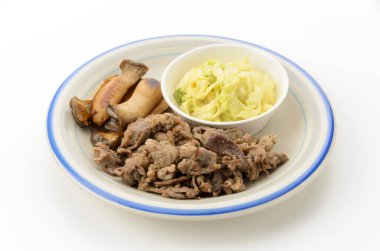 Sotelenmiş domuz eti ve hardallı lahanalı istiridye mantarı.