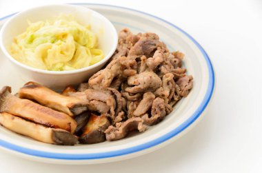 Sotelenmiş domuz eti ve hardallı lahanalı istiridye mantarı.