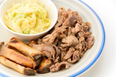 Sotelenmiş domuz eti ve hardallı lahanalı istiridye mantarı.