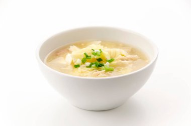 Çeşitli malzemelerle Miso çorbası.