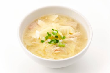 Çeşitli malzemelerle Miso çorbası.