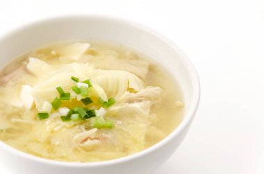 Çeşitli malzemelerle Miso çorbası.