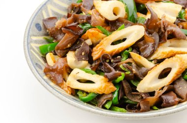 Kızarmış Yahudi mantarı ve beyaz arka planda Chikuwa tabağı.