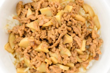 Beyaz arkaplanda mantar körisi