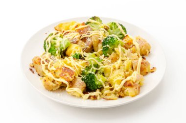 Fırında patates ve mayonez soslu brokoli.