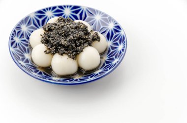 Japon tatlısı, susam soslu shiratama dango.