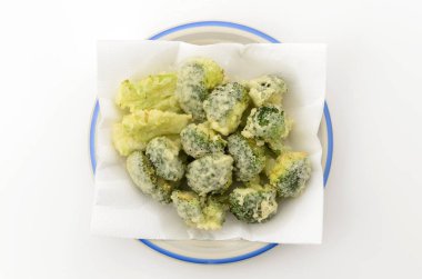 Beyaz arkaplanda Brokoli Tempura