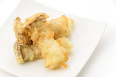 Kral istiridye mantarlı tempura tabakta, Japon mutfağı.