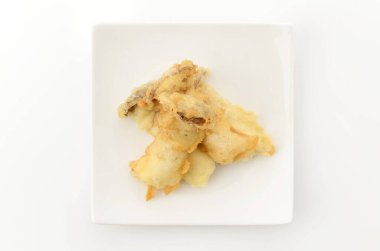 Kral istiridye mantarlı tempura tabakta, Japon mutfağı.