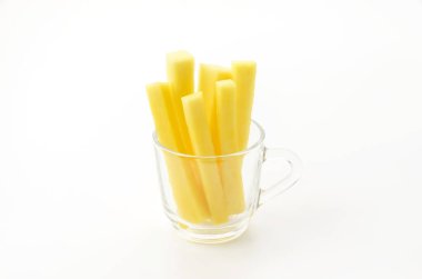 Şeffaf cam bardakta dilimlenmiş ananas çekirdeği.