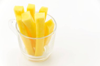 Şeffaf cam bardakta dilimlenmiş ananas çekirdeği.