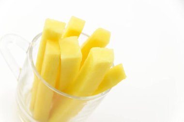 Şeffaf cam bardakta dilimlenmiş ananas çekirdeği.