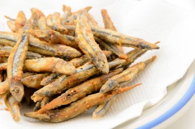 Japon yemeği, Kibinago Karaage, kızarmış gümüş çizgili ringa balığı.