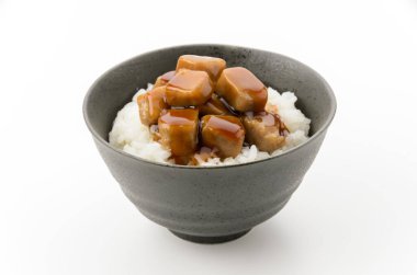 Bir kase beyaz pirinç, üstüne de izole edilmiş beyaz arka planda haşlanmış ton balığı.