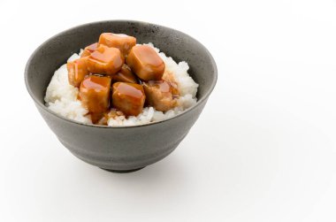 Bir kase beyaz pirinç, üstüne de izole edilmiş beyaz arka planda haşlanmış ton balığı.