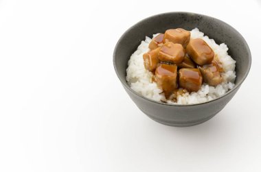 Bir kase beyaz pirinç, üstüne de izole edilmiş beyaz arka planda haşlanmış ton balığı.